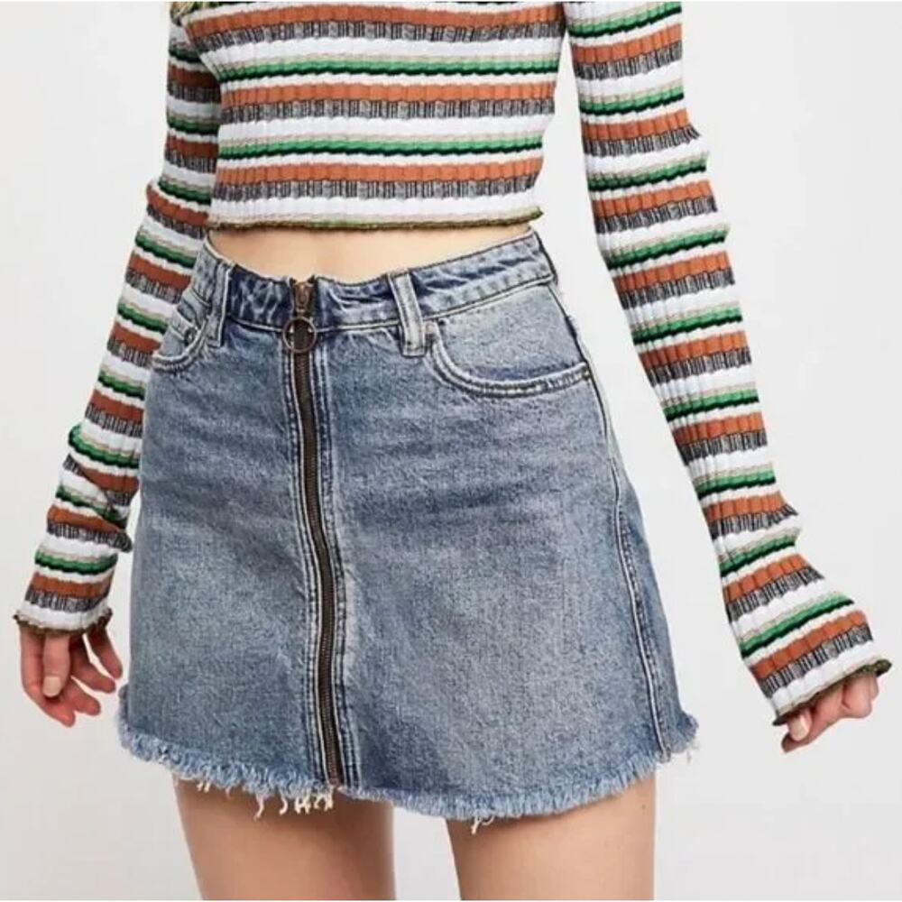 We the Free Free People Zip It Up Denim Frayed Hem Mini Skirt in Blue Size‎ 30